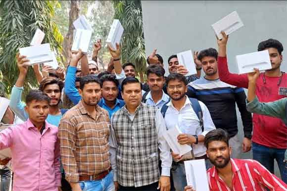 मदनी टेक्निकल इंस्टीट्यूट के दूसरे वर्ष के 49 छात्रों को सहारनपुर में दिए गये लैपटाॅप
