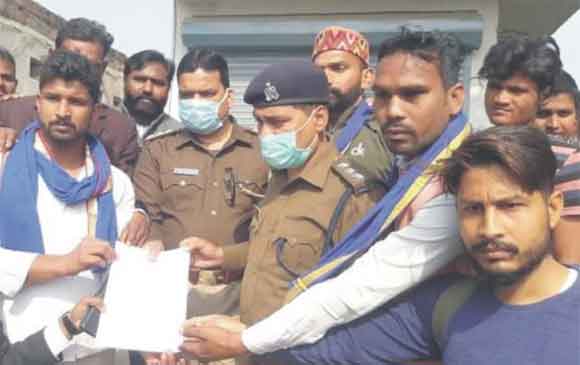 बोर्ड पर कालिख पोतने पर भड़के भीम आर्मी के कार्यकर्ता, सौंपा ज्ञापन