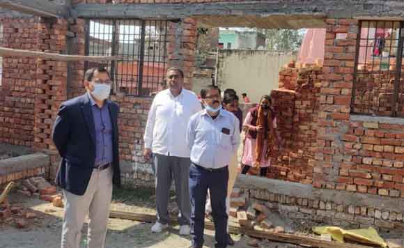 मुख्य विकास अधिकारी ने पंचायत घर और सामुदायिक शौचालय का किया औचक निरीक्षण