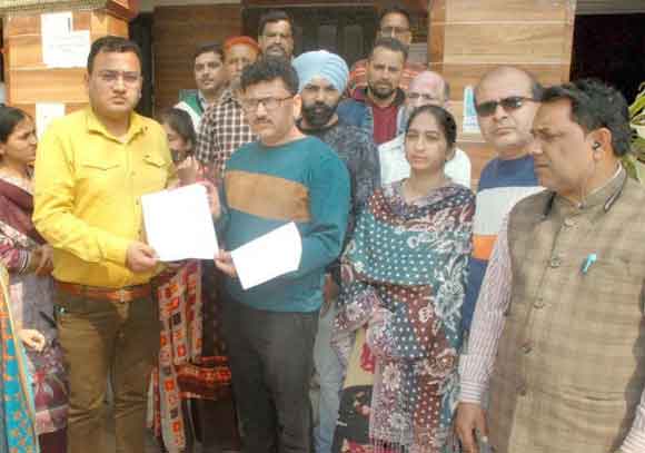 अतिक्रमण हटाने की मांग को लेकर क्षेत्रवासियों ने किया प्रदर्शन