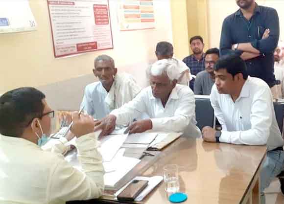 मेला प्रांगण में डा0 भीमराव अम्बेडकर द्वार बनवाने को लेकर उपजिलाधिकारी को सौंपा पत्र