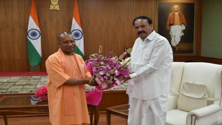 दिल्ली: यूपी के कार्यवाहक CM योगी ने उपराष्ट्रपति एम वेंकैया नायडू से ​की मुलाकात