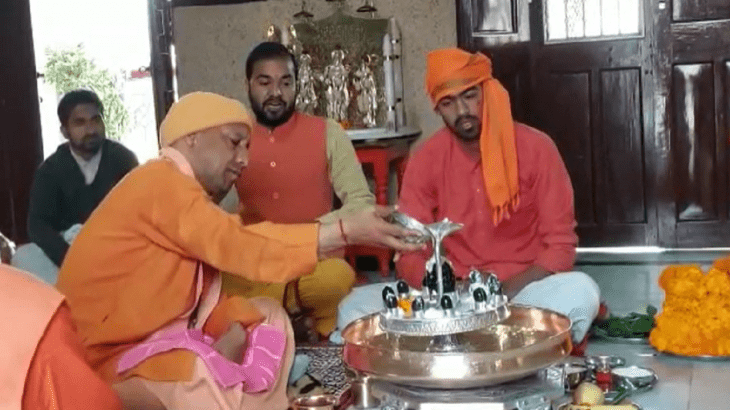 महाशिवरात्रि पर सीएम योगी ने गोरखनाथ मंदिर में महादेव की पूजा-अर्चना की