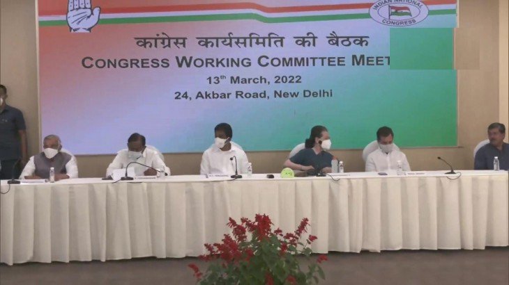 सोनिया गांधी और CWC सदस्य पहुंचे कांग्रेस मुख्यालय, बैठक जारी
