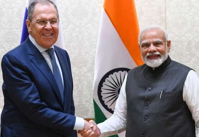 रूसी विदेश मंत्री से मिले पीएम मोदी, हिंसा खत्‍म करने की अपील, पश्चिमी देशों को संकेत- अपने हितों के हिसाब से ही फैसला करेगा भारत