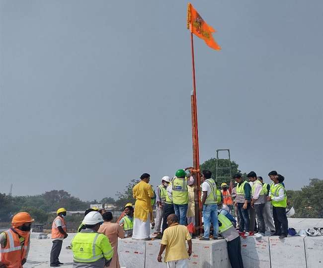 Ayodhya Ram Mandir: अयोध्या में नव संवत्सर के पहले दिन बदली गई श्री राम मंदिर के गर्भ गृह की ध्वजा, विधि विधान से हुआ पूजन