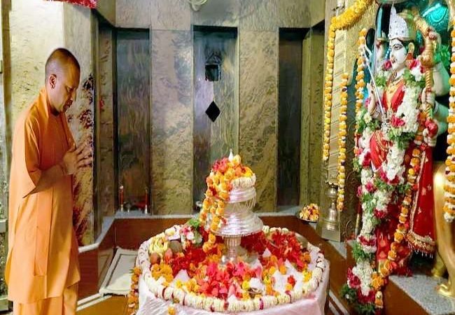 सीएम योगी आदित्यनाथ ने चैत्र नवरात्रि के पहले दिन देवीपाटन मंदिर में की पूजा, मां के चरण पखारे