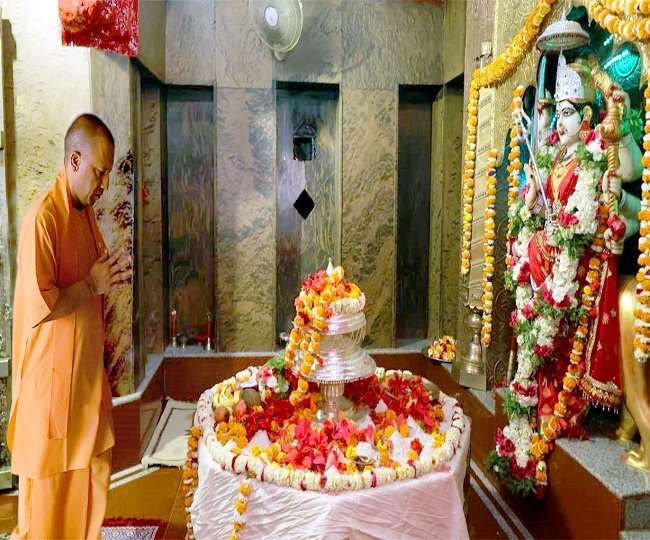 सीएम योगी आदित्यनाथ ने चैत्र नवरात्रि के पहले दिन देवीपाटन मंदिर में की पूजा, मां के चरण पखारे