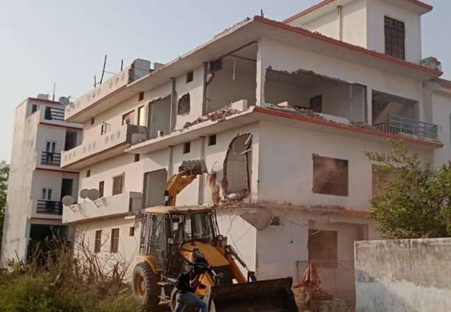 मनीष गुप्ता हत्याकांड के मुख्य आरोपित के घर पर चला योगी सरकार का बुलडोजर, एलडीए ने की कार्रवाई; देखें वीडियो