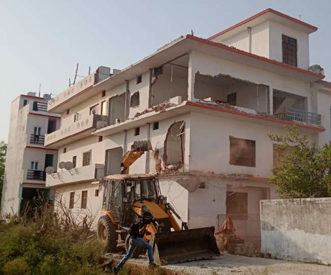 मनीष गुप्ता हत्याकांड के मुख्य आरोपित के घर पर चला योगी सरकार का बुलडोजर, एलडीए ने की कार्रवाई; देखें वीडियो