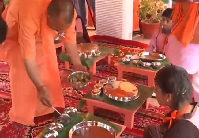 सीएम योगी आदित्यनाथ ने श्रावस्ती में स्कूल चलो अभियान शुरू करने के बाद नौनिहालों को अपने हाथ से परोसा भोजन