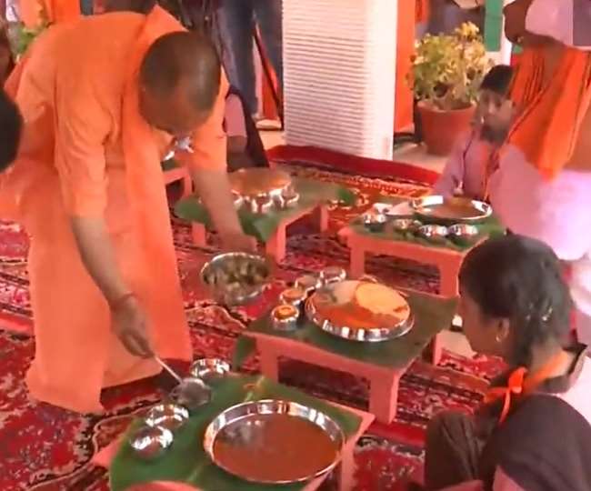 सीएम योगी आदित्यनाथ ने श्रावस्ती में स्कूल चलो अभियान शुरू करने के बाद नौनिहालों को अपने हाथ से परोसा भोजन