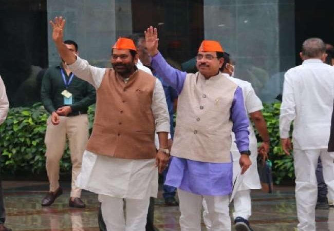 भाजपा सांसदों का दिखा अलग अंदाज, सिर पर पीएम मोदी वाली टोपी और हाथ में थी PM की तस्वीर वाली चाकलेट