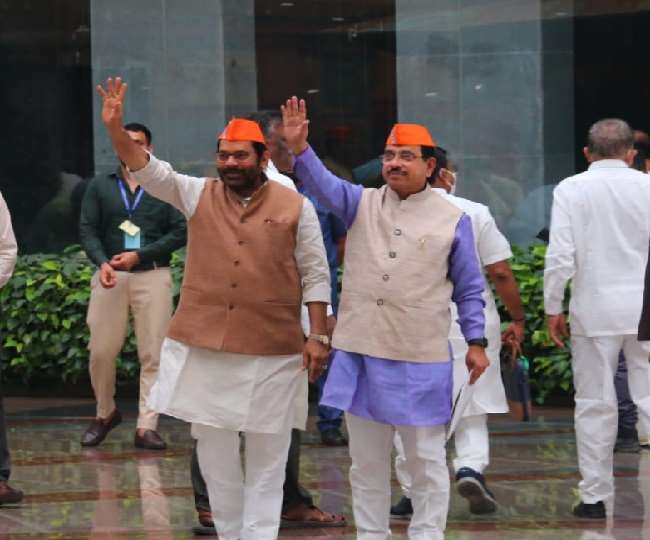 भाजपा सांसदों का दिखा अलग अंदाज, सिर पर पीएम मोदी वाली टोपी और हाथ में थी PM की तस्वीर वाली चाकलेट