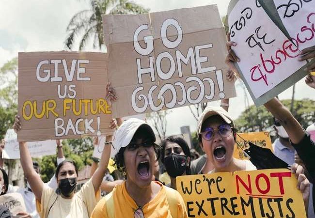 अल्पमत में आने के बाद श्रीलंका में राष्ट्रपति ने वापस लिया आपातकाल, सत्तारूढ़ गठबंधन के 50 से ज्यादा सांसदों ने सरकार से किया किनारा