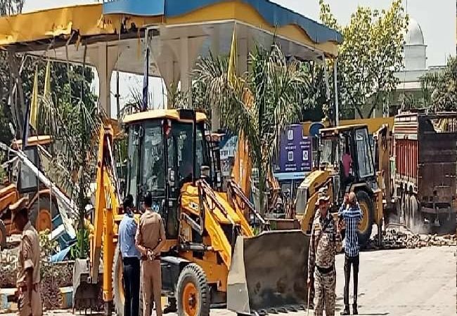 सीएम योगी के खिलाफ विवादित बयान देने वाले सपा विधायक के पेट्रोल पंप पर चला बुलडोजर