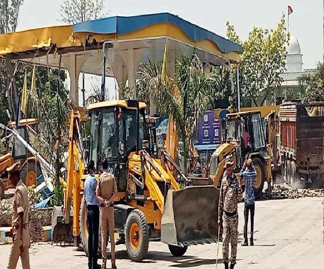 सीएम योगी के खिलाफ विवादित बयान देने वाले सपा विधायक के पेट्रोल पंप पर चला बुलडोजर