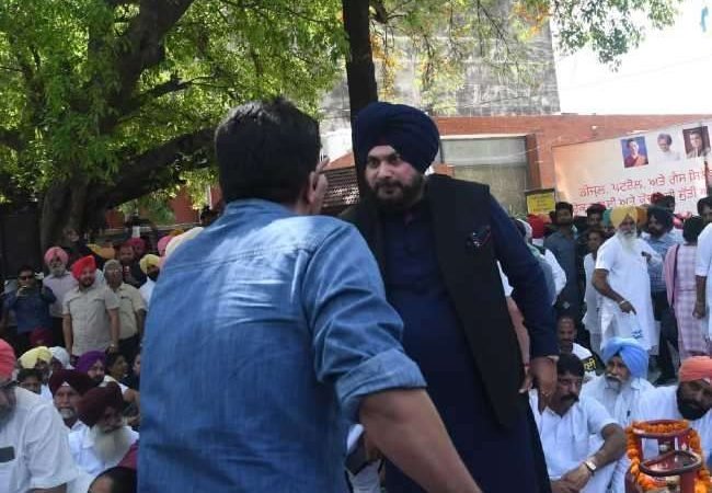 चंडीगढ़ में महंगाई के खिलाफ प्रदर्शन के दौरान भिड़े पंजाब के कांग्रेसी, सिद्धू व ढिल्लों में वाद-विवाद, धरना खत्म