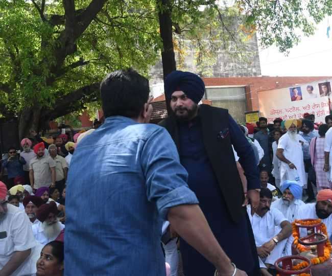 चंडीगढ़ में महंगाई के खिलाफ प्रदर्शन के दौरान भिड़े पंजाब के कांग्रेसी, सिद्धू व ढिल्लों में वाद-विवाद, धरना खत्म
