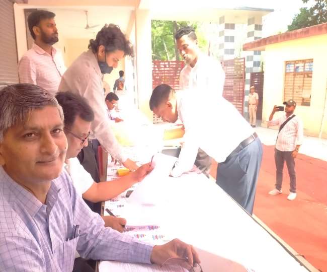 MLC Chunav 2022: सहारनपुर में एमएलसी चुनाव के लिए पोलिंग पार्टियां रवाना, 22 स्‍थानों पर होगी वोटिंग