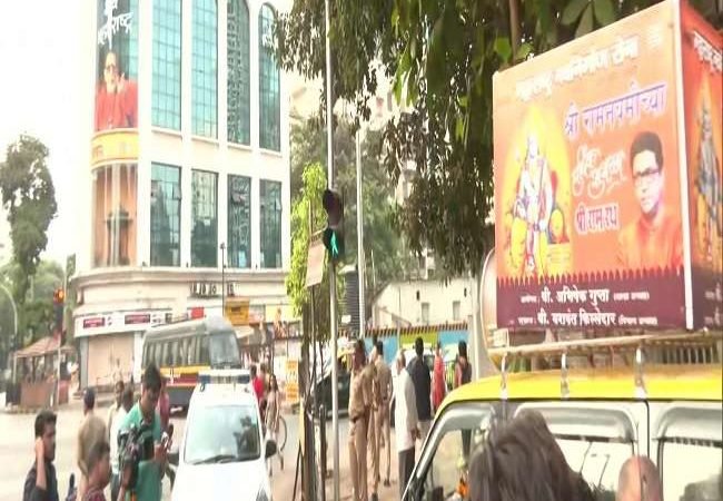 Hanuman Chalisa on loudspeaker: लाउडस्पीकर विवाद गहराया, MNS ने शिवसेना भवन पर किया हनुमान चालीसा का पाठ, पुलिस ने बंद करवाया