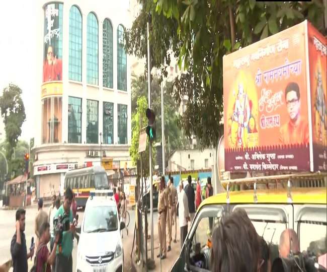 Hanuman Chalisa on loudspeaker: लाउडस्पीकर विवाद गहराया, MNS ने शिवसेना भवन पर किया हनुमान चालीसा का पाठ, पुलिस ने बंद करवाया