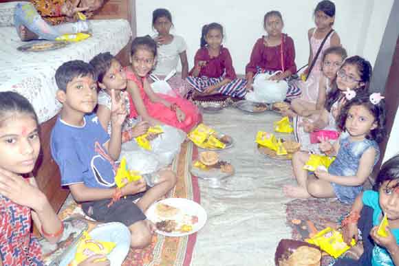 दूसरे दिन भी अनेक श्रद्धालुओं ने कन्या पूजन कर किया व्रत का पारण