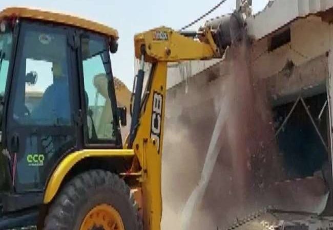 Madhya Pradesh: खरगोन में रामनवमी की शोभायात्रा पर पथराव करने वाले आरोपितों के घरों पर चला बुलडोजर, 84 गिरफ्तार