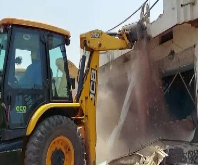 Madhya Pradesh: खरगोन में रामनवमी की शोभायात्रा पर पथराव करने वाले आरोपितों के घरों पर चला बुलडोजर, 84 गिरफ्तार