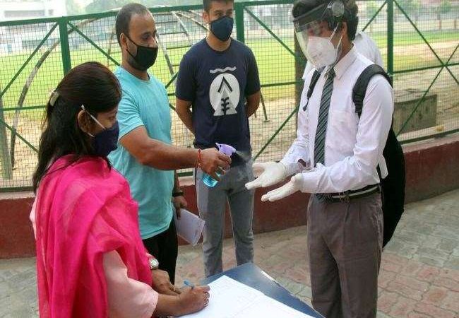 कोरोना की रफ्तार बढ़ते ही दिल्ली सरकार का स्कूलों को लेकर सख्त फैसला, केस मिलते ही होंगे बंद