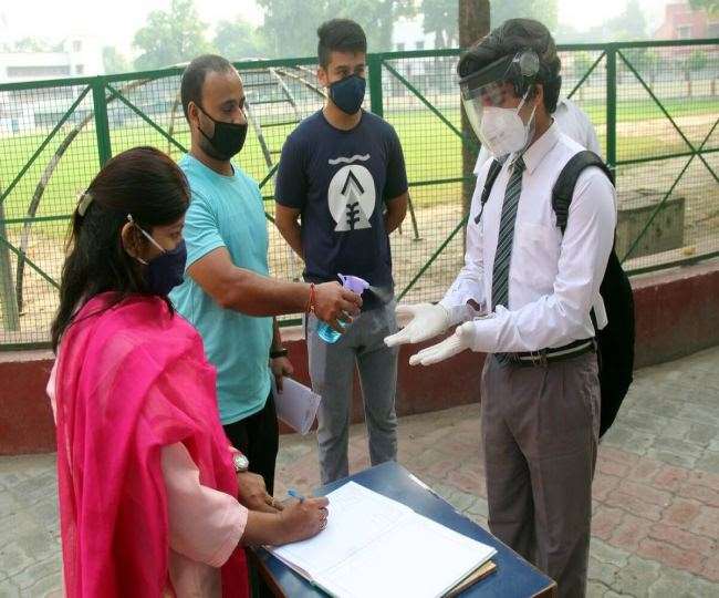 कोरोना की रफ्तार बढ़ते ही दिल्ली सरकार का स्कूलों को लेकर सख्त फैसला, केस मिलते ही होंगे बंद
