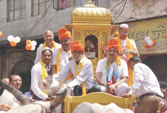 भगवान महावीर स्वामी के जन्म कल्याणक महोत्सव पर्व के उपलक्ष निकाली भव्य शोभायात्रा
