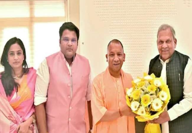 सपा से राज्यसभा सदस्य सुखराम सिंह यादव ने की मुख्यमंत्री योगी आदित्यनाथ से भेंट, साधा अखिलेश पर निशाना