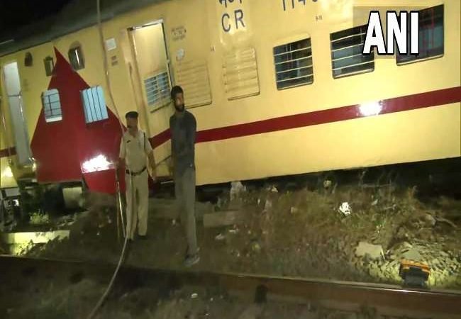 मुंबई में पुडुचेरी एक्सप्रेस के तीन डिब्बे पटरी से उतरे, माटुंगा और दादर स्टेशन के बीच हुआ हादसा, किसी जनहानि की सूचना नहीं