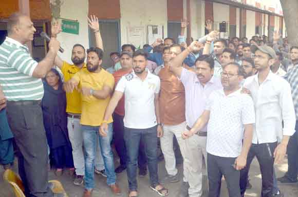 जेई के खिलाफ मुकदमा दर्ज किए जाने के विरोध में रेलकर्मियों ने की नारेबाजी