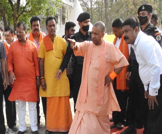 गोरखपुर में सीएम योगी ने अध‍िकार‍ियों को चेताया, बख्‍शे नहीं जाएंगे भ्रष्‍टाचार करने वाले अध‍िकारी
