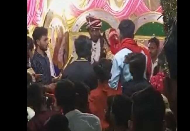 हमीरपुर में विवाह समारोह में अजब-गजब, दूल्हे ने जैसी ही डाली वरमाला दुल्हन ने बरसाए थप्पड़; देखें वीडियो
