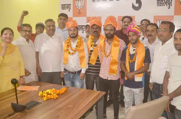 स्थापना दिवस पर किया सफाईकर्मियों का सम्मान