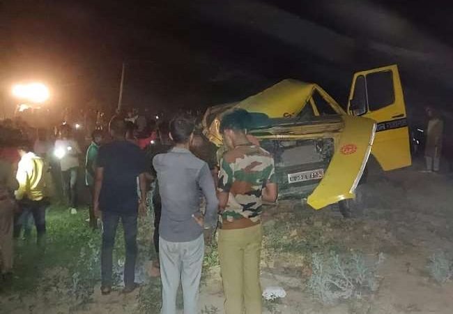 फतेहपुर में बड़ा सड़क हादसा, बरातियों से भरी मिनी बस भूसा लदे ट्रैक्टर से टकराई, चार की मौत 16 जख्मी, सीएम ने जताया शोक