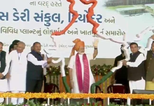 PM Modi in Gujarat: बनास डेयरी ने बनाया किसानों को सशक्त, लोकल को ग्लोबल बनाने की दिशा में अच्छा कदम- पीएम मोदी
