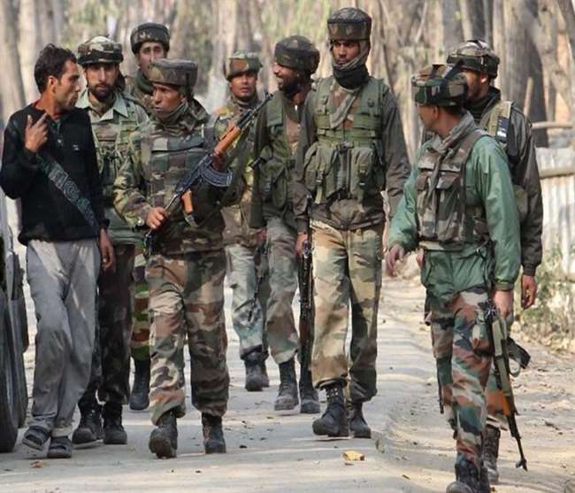कश्मीर में बड़े आतंकी हमले की साजिश नाकाम, कुपवाड़ा से हथियारों की खेप बरामद
