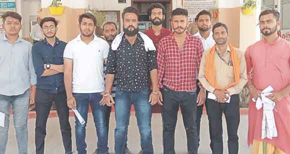 दिल्ली सरकार की बर्खास्तगी की मांग को लेकर सौंपा ज्ञापन