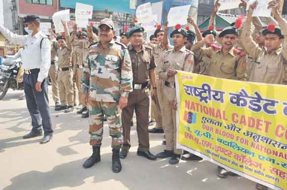 रैली निकालकर लोगों को किया सड़क सुरक्षा के प्रति जागरूक