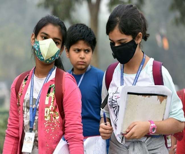 दिल्ली में भी मास्क पहनना अनिवार्य, नियम तोड़ने पर होगा 500 रुपये जुर्माना; स्कूलों के लिए जारी होगी SOP
