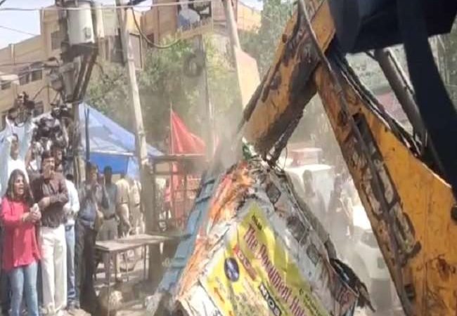 Jahangirpuri Violence LIVE : जहांगीरपुरी में चलने लगा बुलडोजर, तोड़ा जाने लगा अवैध निर्माण; कल भी चलेगी कार्रवाई