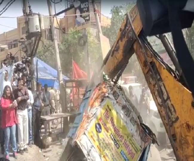 Jahangirpuri Violence LIVE : जहांगीरपुरी में चलने लगा बुलडोजर, तोड़ा जाने लगा अवैध निर्माण; कल भी चलेगी कार्रवाई
