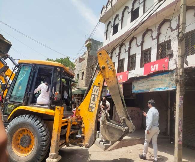 Jahangirpuri Violence Update: जहांगीरपुरी में गलियों से लेकर सड़कों तक गरजा बुलडोजर, SC के आदेश पर रुकी कार्रवाई
