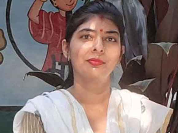 ट्रक की टक्कर से बाईक सवार शिक्षिका की मौत, पति घायल