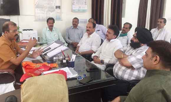वाणिज्य कर अधिकारी को व्यापारियांे ने समस्याओं से कराया अवगत