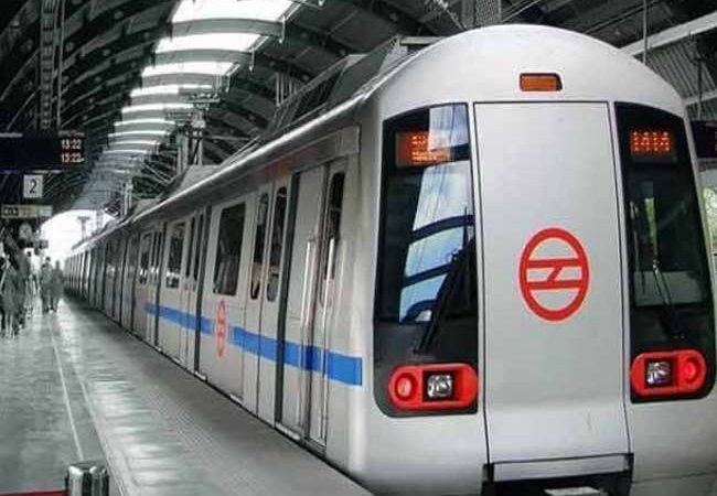 Delhi Metro: नोएडा-दिल्ली के बीच ब्लू लाइन रूट पर दिक्कत, 2 घंटे परेशान रहे दिल्ली मेट्रो के हजारों यात्री